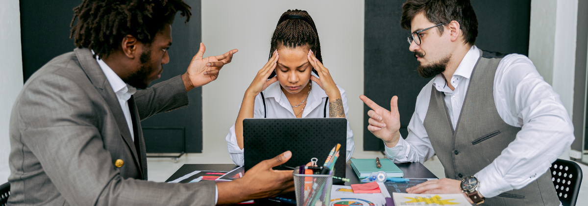 Estratégias para reduzir conflitos e aumentar a empatia no trabalho.